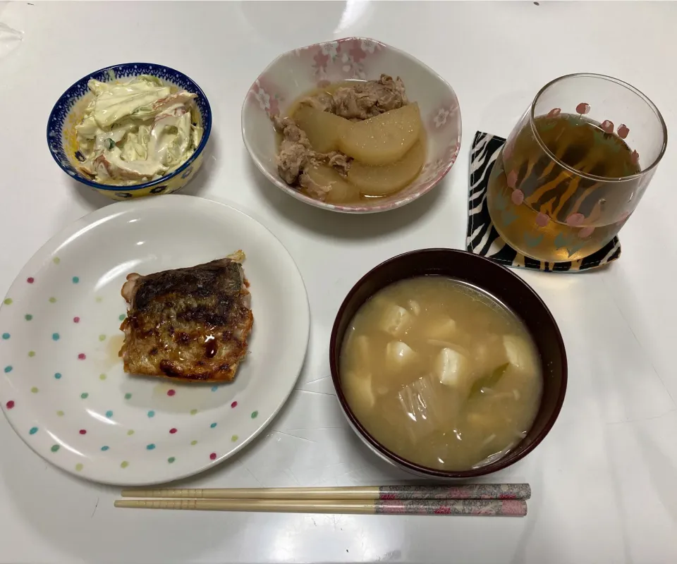 晩御飯☆焼き鯖☆豚バラ大根☆ハニーマスタードマヨサラダ（豆苗・キャベツ・ちくわ）☆みそ汁（白ネギ・えのき・豆腐）|Saharaさん