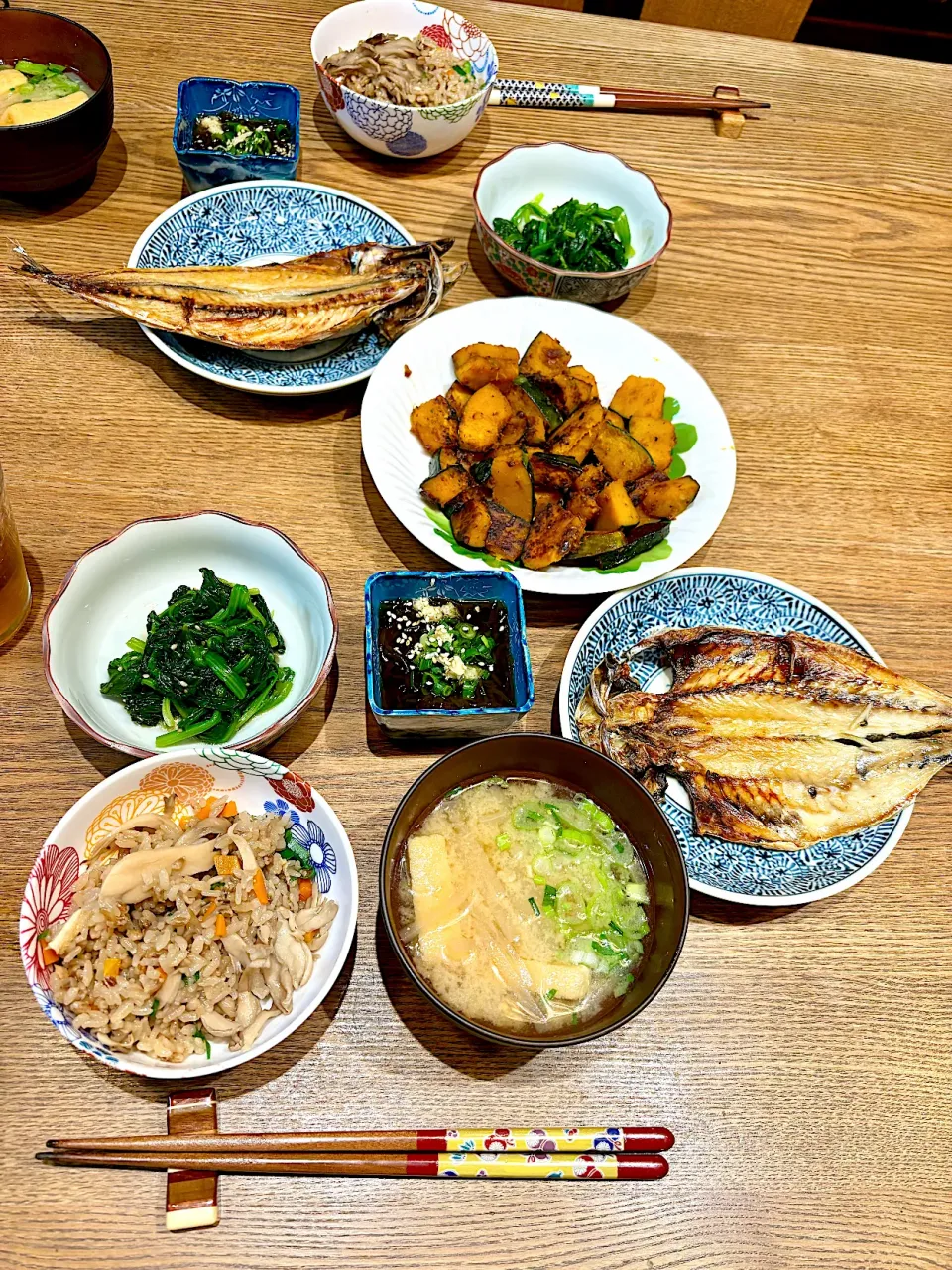 舞茸ご飯とカボチャのチリソース味、大根と油揚げのいりこだし味噌汁、ほうれん草のお浸し、もずく酢、アジの干物|あつこさん