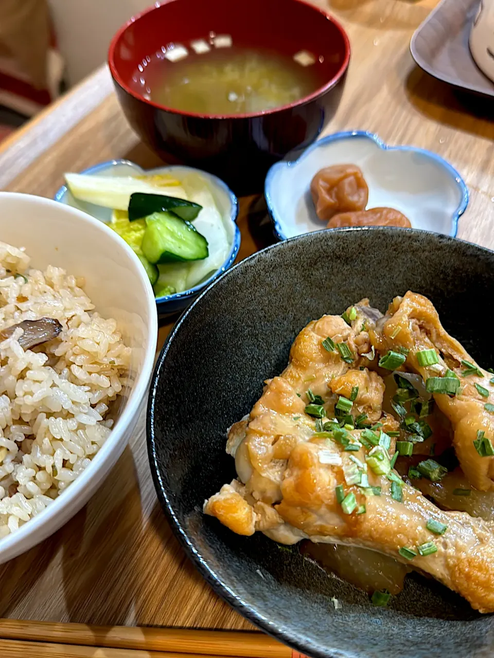 松茸の炊き込みご飯、鶏手羽元と大根の中華風煮物、白菜ときゅうりの漬物、梅干し、アオサと豆腐の味噌汁|ゆーこりん♡さん