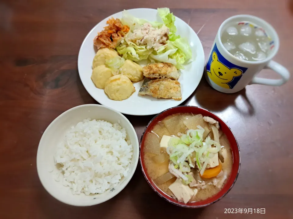 2023年9月18日の晩ご飯
サワラのムニエル
豆腐かまぼこ
ツナポテトサラダ
キムチ
豚汁
焼酎水割り|ソラ♂のご飯さん