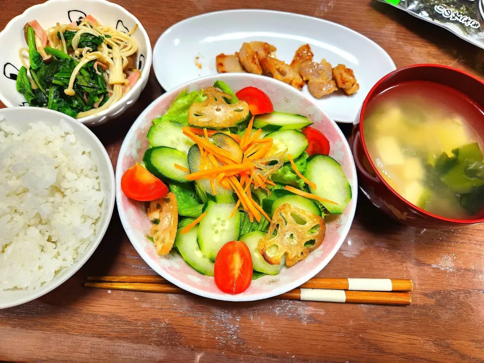 味噌漬けチキン、蓮根揚げをサラダにオン！えのきほうれん草バター醤油|みーさん