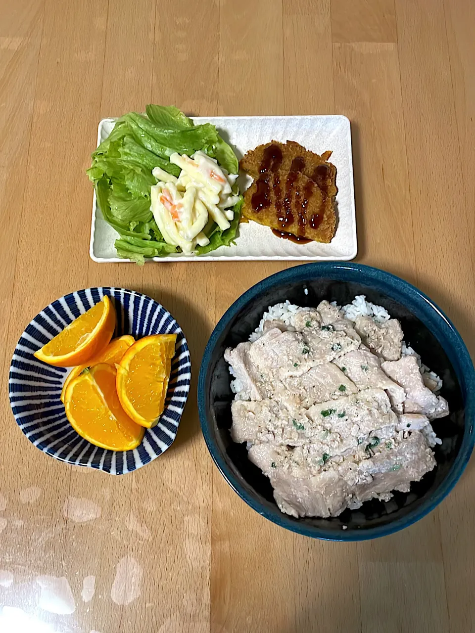 Snapdishの料理写真:ネギ塩豚丼　かぼちゃコロッケ　マカロニサラダ　オレンジ|そのみさん