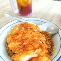 Snapdishの料理写真:fried mee with fried chicken and Lemon tea|Harlina  (Malaysia)さん