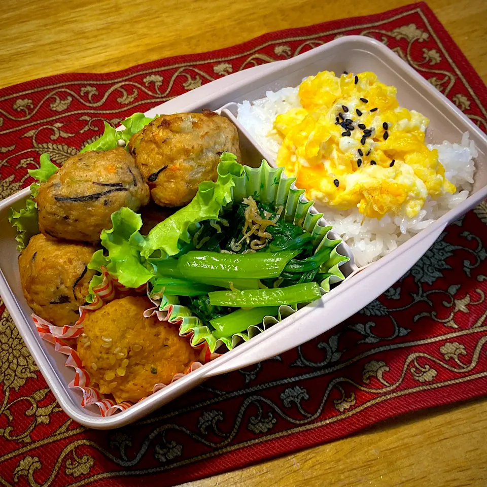 ひじきボールと、かぼちゃのサラダと、小松菜のじゃこ和えと、玉子のせご飯弁当|もえさん