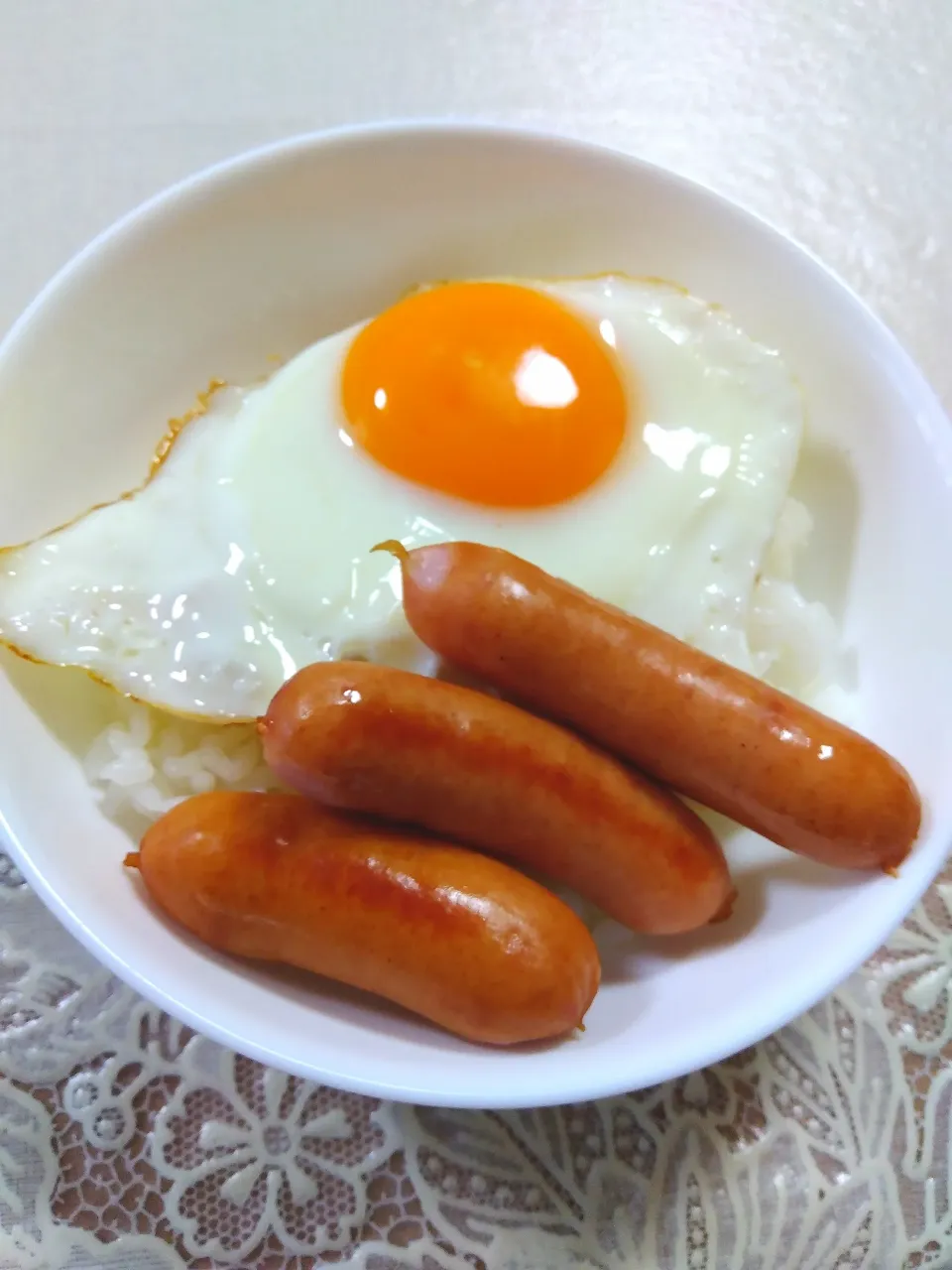 Snapdishの料理写真:簡単に丼にしてみた!昼ご飯🍳
目玉焼きは塩胡椒が好きみたい😄
香薫ウインナ❣|m.rafuさん