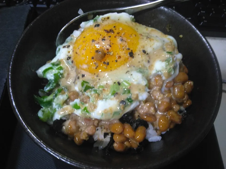 なめ茸と肉そぼろ入り胡麻ダレショゴス丼|darkbaronさん