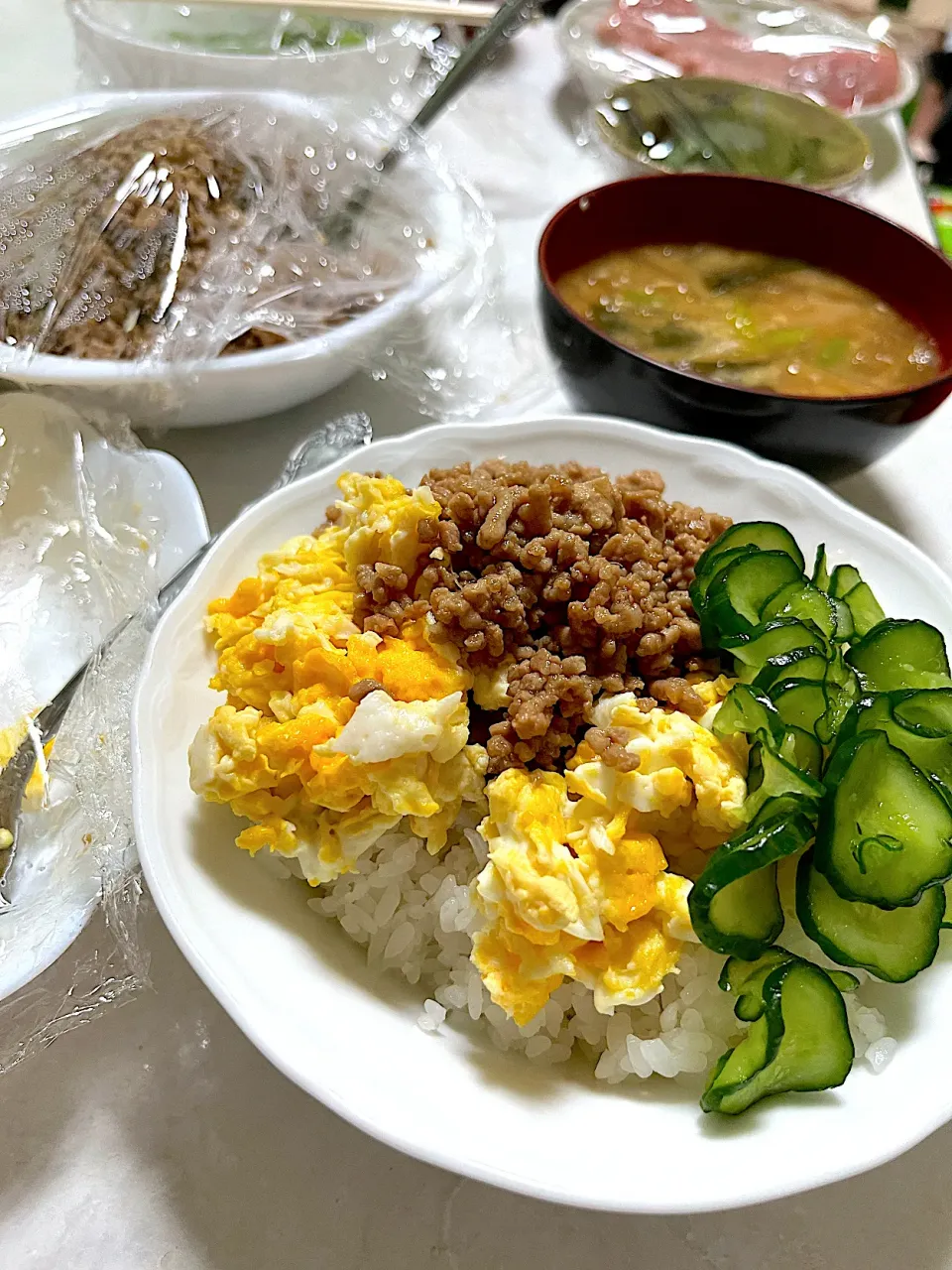 弟は三食丼☺️ちなみに姉は山かけマグロ丼🐟|ささるみさん