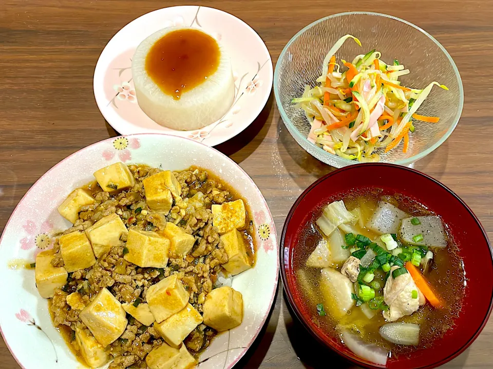 麻婆豆腐丼　けんちん汁　もやしときゅうりの中華和え　柚子味噌でふろふき大根|おさむん17さん