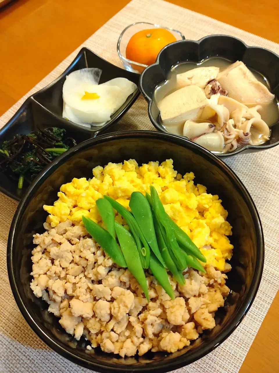 Snapdishの料理写真:☆そぼろ丼
☆イカ豆腐煮
☆大根甘酢＆大根葉浅漬け
☆みかん|chikakoさん