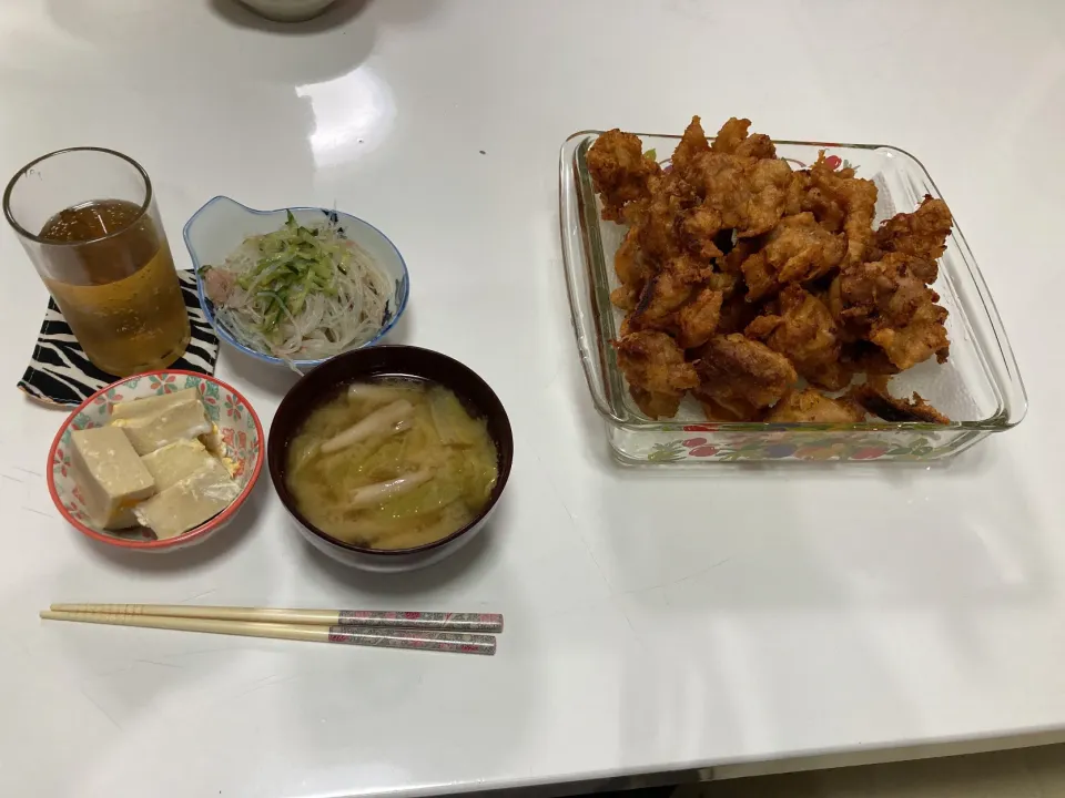 晩御飯☆鶏唐（もも肉5枚分）☆中華サラダ（春雨・胡瓜・ツナ）☆高野豆腐の卵とじ☆みそ汁（大根・白菜・しめじ）|Saharaさん