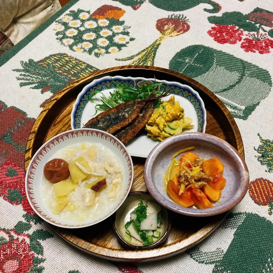 grandmaの晩ごはん☆ 今夜はさつま芋と油揚げのお粥カボチャ🎃のサラダに鰯をソテー…柿柚子のクルミ和えカブの浅漬け。頂きます|kaoriさん