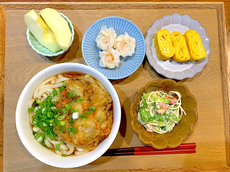 今日の夜ご飯(かき揚げうどん、スパゲッティサラダ、厚焼きたまご、エビシューマイ、りんご)|cocomikaさん