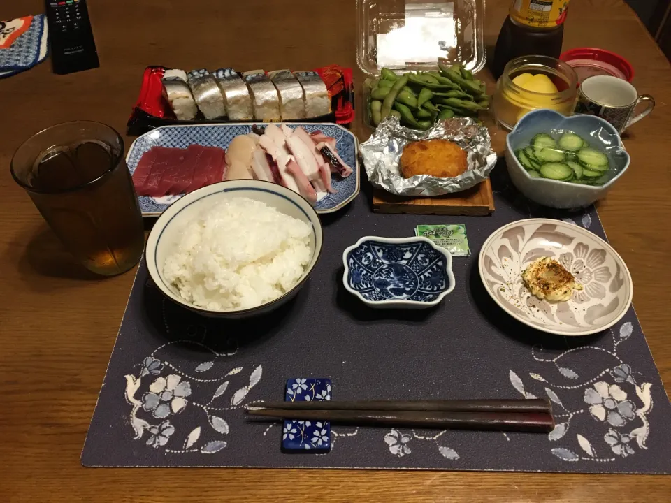 Snapdishの料理写真:ご飯、鮪の赤身の刺身、帆立刺身、ソフトイカ、〆鯖の押し寿司、ほうれん草のポテトグラタンコロッケ、酢の物、枝豆、沢庵、六条麦茶、森永マミーの寒天(夕飯)|enarinさん