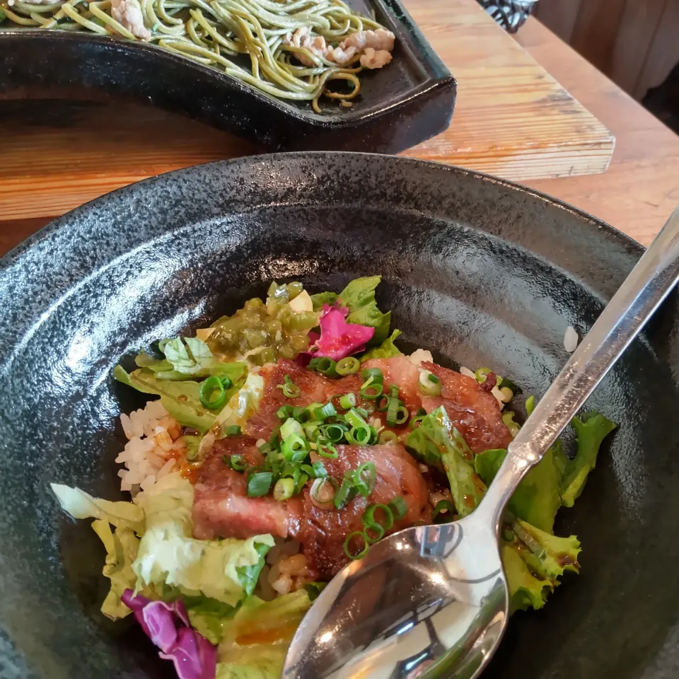 Snapdishの料理写真:瓦そばうぐいすのステーキ丼|いりごまさん