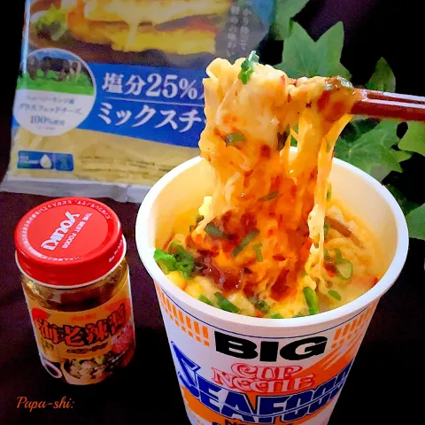 「塩分25％カットミックスチーズ」を使ってみたSnapdishの料理・レシピ写真:スープまで飲み干す！（血圧高いんだからやめとけって💦）ピリとろ🌶️🧀シーフードヌードル🍜　簡単で美味いよ😋🍴