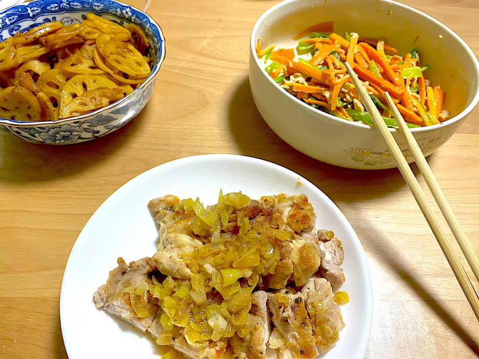 Snapdishの料理写真:鶏もも肉のネギだれ　小松菜のツナ和え　れんこんきんぴら|ぷじょるさん