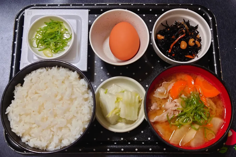 今日の朝ごはん（ごはんは新米・粒すけ、ひじき煮、生卵、納豆、豚汁、白菜漬）|Mars＠釜飯作り研究中さん