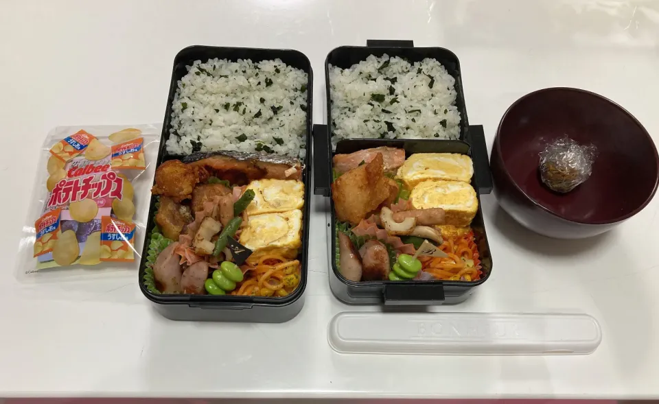 中1男子弁当とパパ弁。☆鮭☆卵焼き☆唐揚げ☆パセリとレモンのソーセージ☆ナポリタン☆炒め物（いんげん・ちくわ・ポークビッツ）☆枝豆ピック☆わかめご飯☆蒟蒻ゼリー（にぃに）☆みそ玉（パパ弁）|Saharaさん