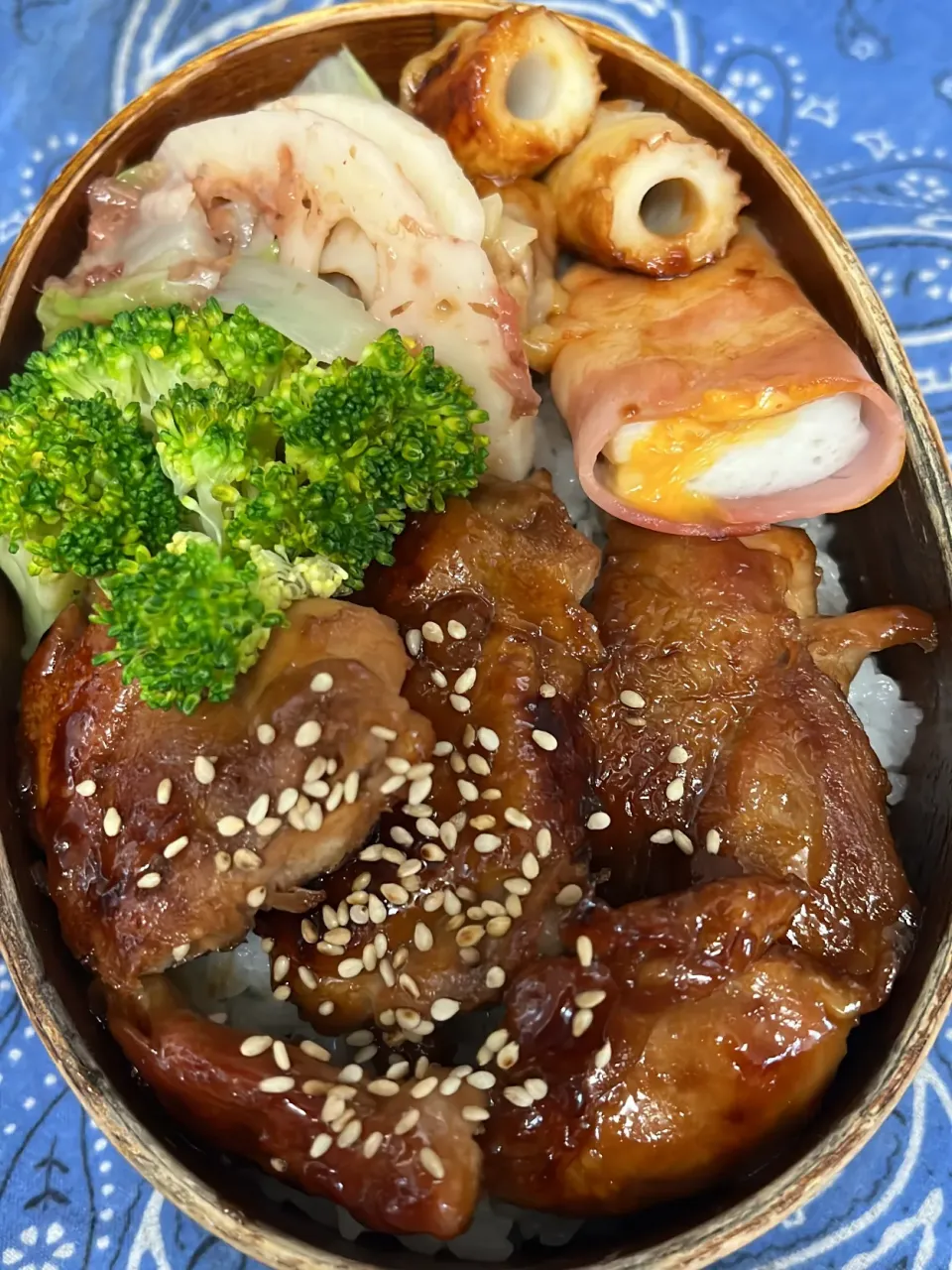 Snapdishの料理写真:照り焼きチキン、チーズ入りはんぺんベーコン巻き、ちくわの甘辛、蓮根と白菜の梅おかか、ブロッコリー|ちあぽんさん