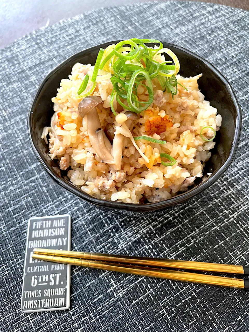 Snapdishの料理写真:えのきでかさ増し🎶しめじとひき肉の炊き込みご飯🍄🍚|まぁちゃんさん