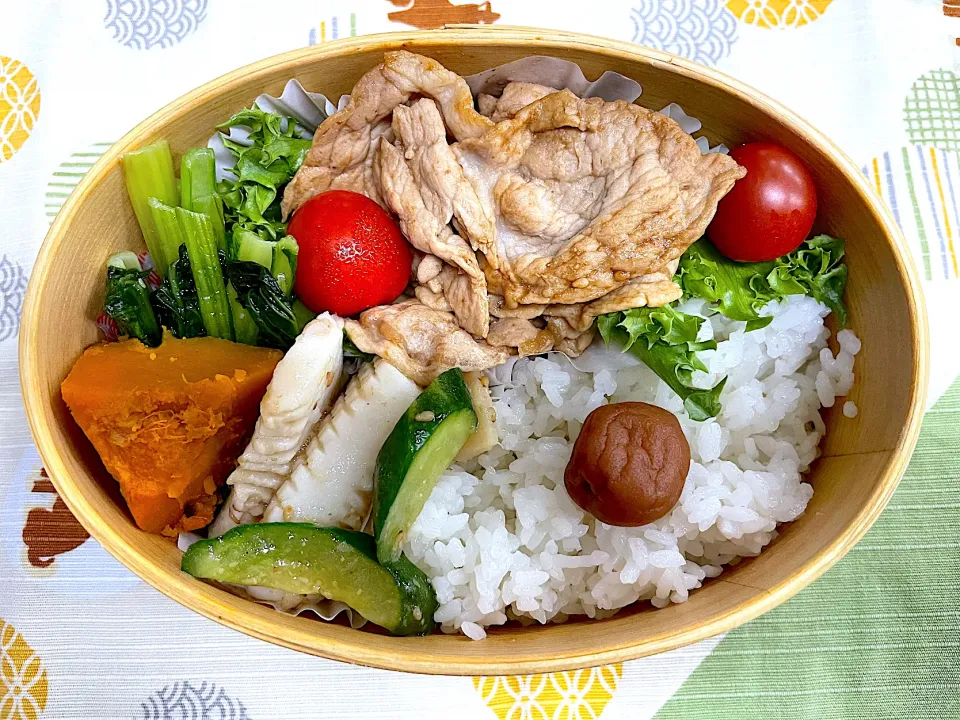 豚肉生姜焼、イカの中華炒め、青菜炒、カボチャ煮付け🍱|なお🅿️さん