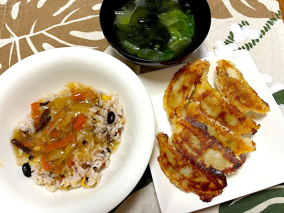 中華丼、焼き餃子、レタスとわかめの中華スープ|jackybeanさん