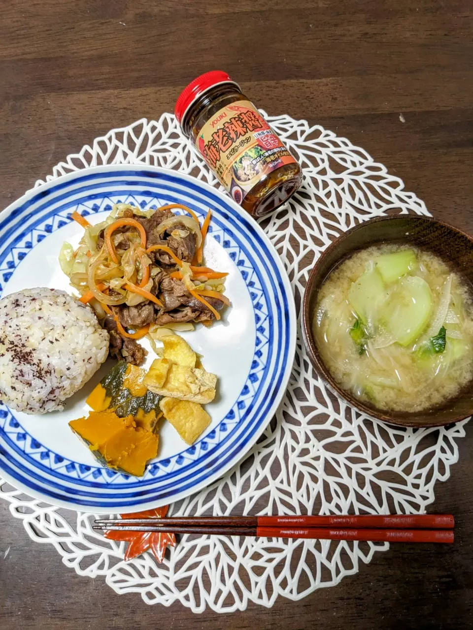 牛肉とキャベツの旨辛炒め
かぼちゃ🎃の煮物
ゆかり入りおにぎり🍙
チンゲン菜と玉ねぎの味噌汁|ヒカリーさん