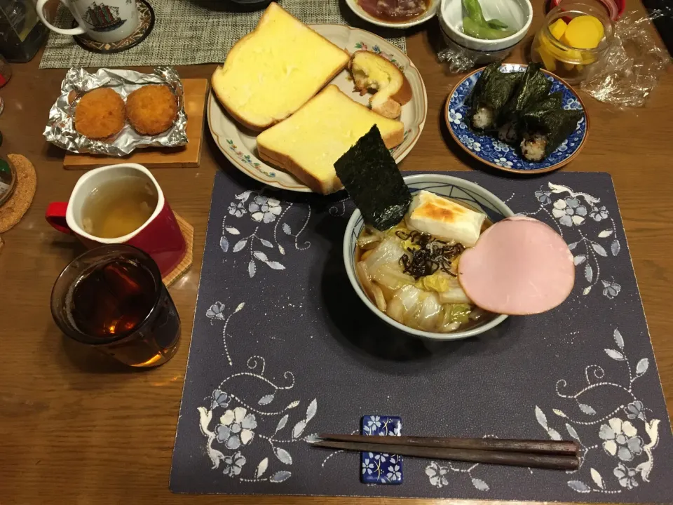 うどん、おにぎり、トースト、コロッケ、沢庵、タマネギスープ、烏龍茶(昼飯)|enarinさん