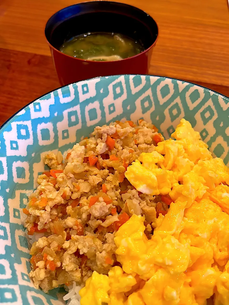 そぼろ丼　味噌汁|とゆあさん