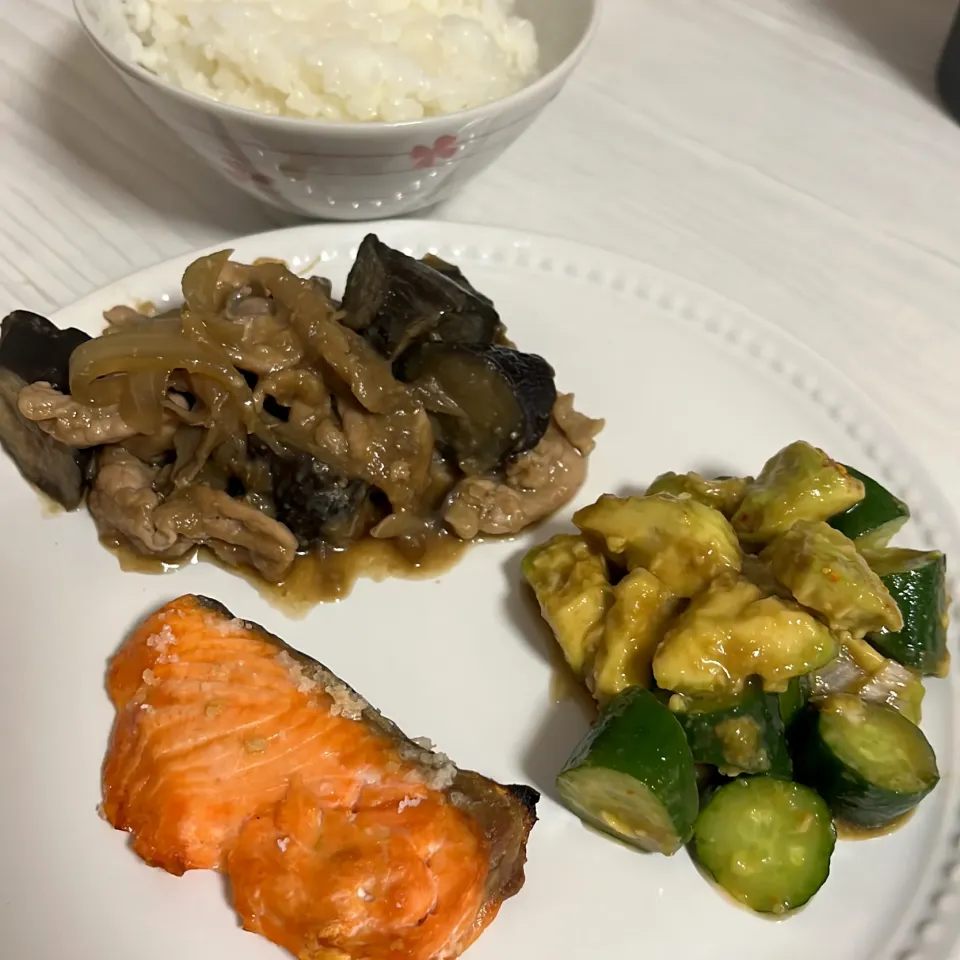 鮭の塩焼き🐟ナスと豚肉の味噌炒め🍆アボカドときゅうりのポン酢和え🥑|ぽまさん