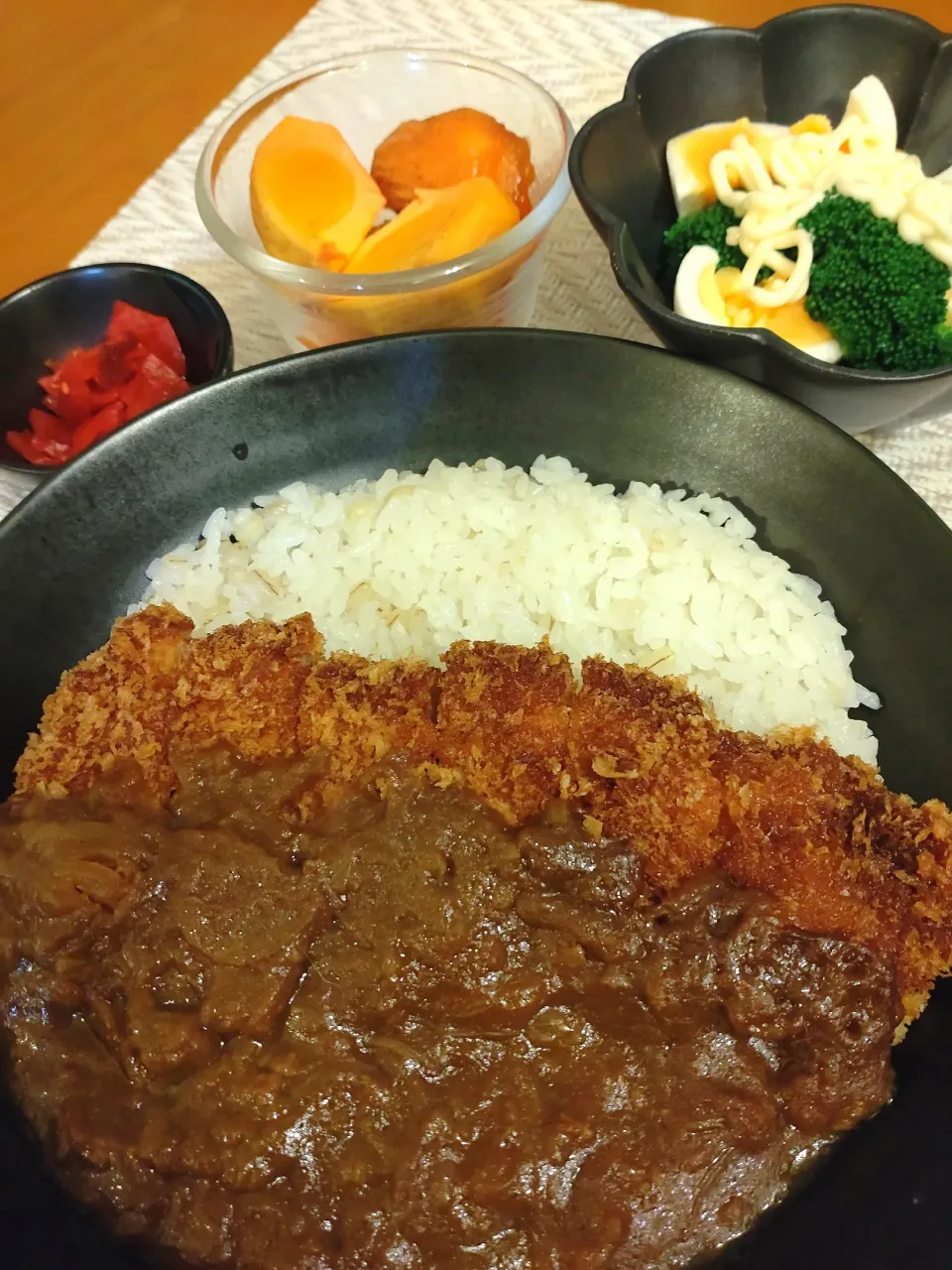 Snapdishの料理写真:☆カツカレー
☆サラダ
☆福神漬
☆柿|chikakoさん