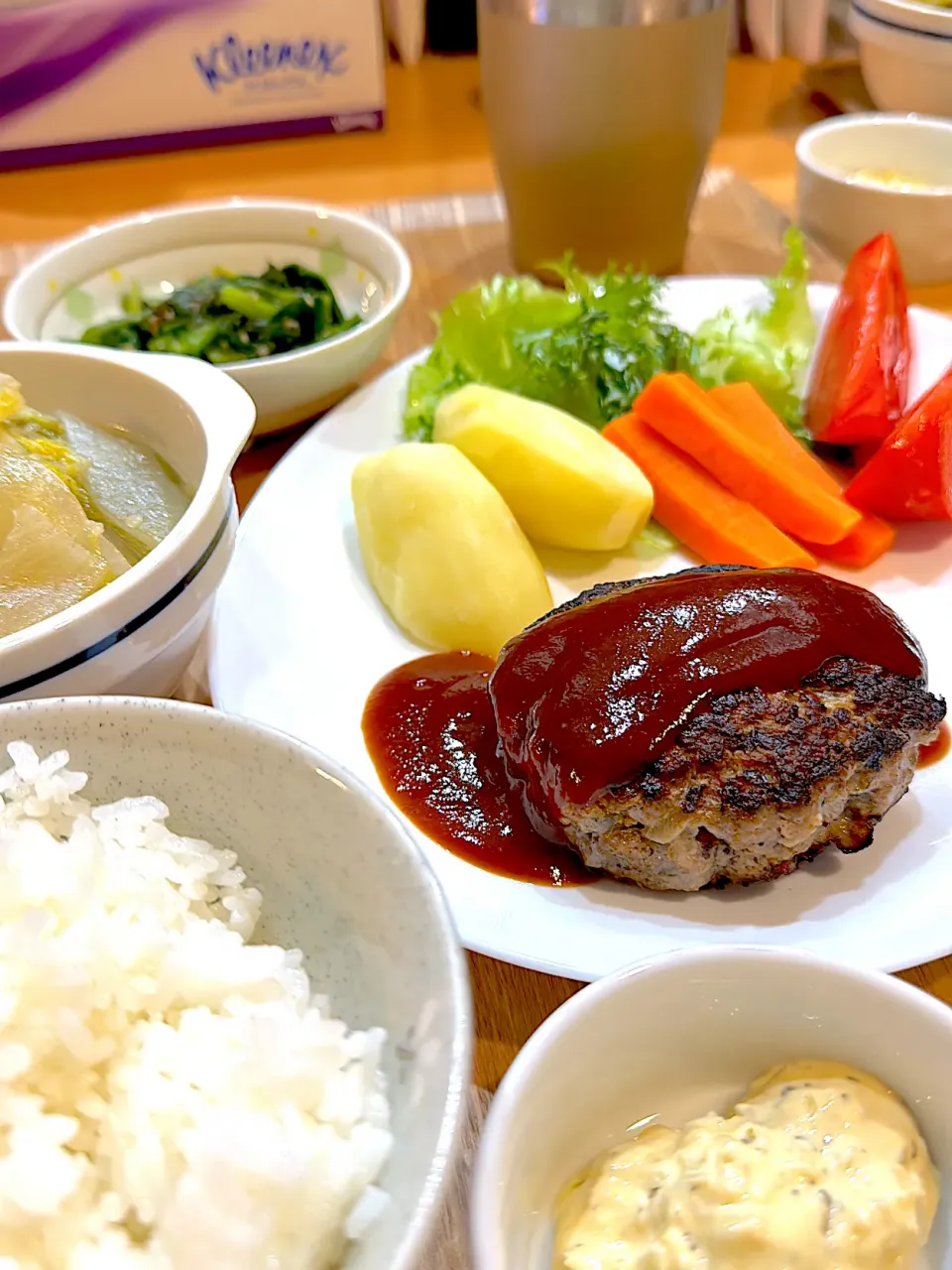 主人がイチオシのハンバーグ♡温野菜のタルタルディップ添え、昨日のポトフ、残り物のほうれん草、ご飯|ゆーこりん♡さん