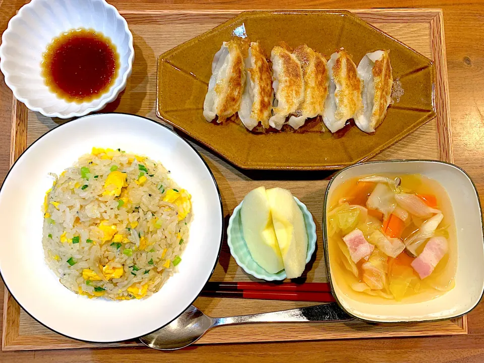 今日の夜ご飯(しらすチャーハン、餃子、コンソメスープ、りんご)|cocomikaさん