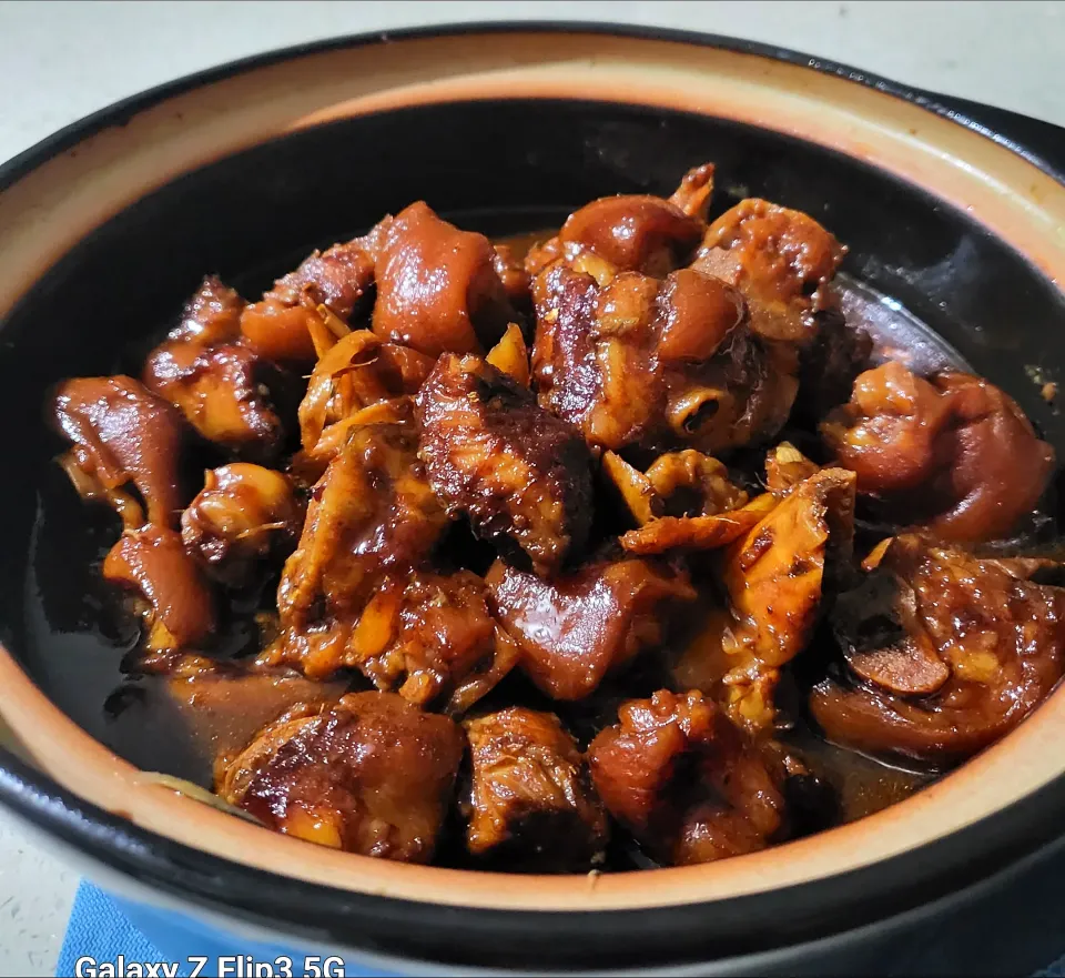 'Chinese style' Braised Pig's knuckle with ginger & black vinegar.|Cindy Hoさん