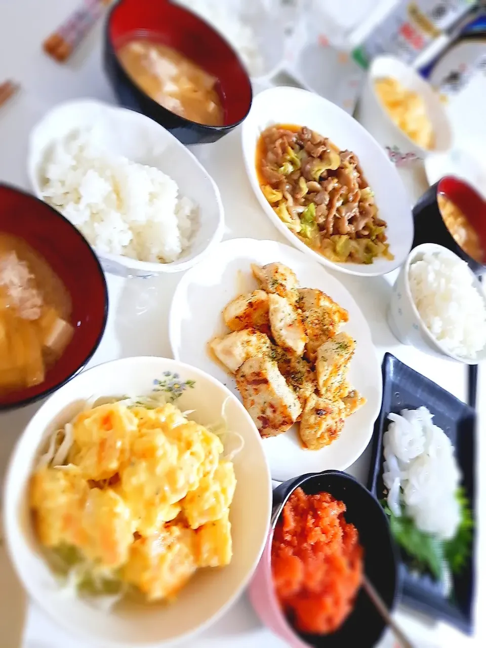 夕食(,,>᎑<,,)
豚肉とキャベツのチーズ焼き
カジキマグロ香草パン粉焼き
エビマヨ🦐
イカそうめん
明太子
おみそ汁(鶏団子、大根、油揚げ、豆腐)|プリン☆さん