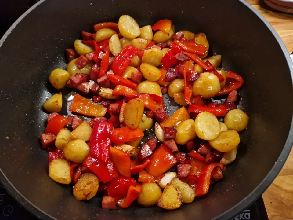 Snapdishの料理写真:Roasted potatoes, Paprika and Cabanossi|Josef Frohszさん