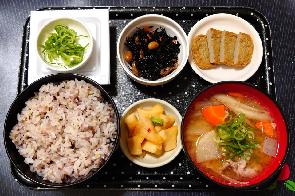 今日の朝ごはん（十五穀ごはんにじゃこ天、ひじき煮、納豆、豚汁、大根しょうゆ漬）|Mars＠釜飯作り研究中さん