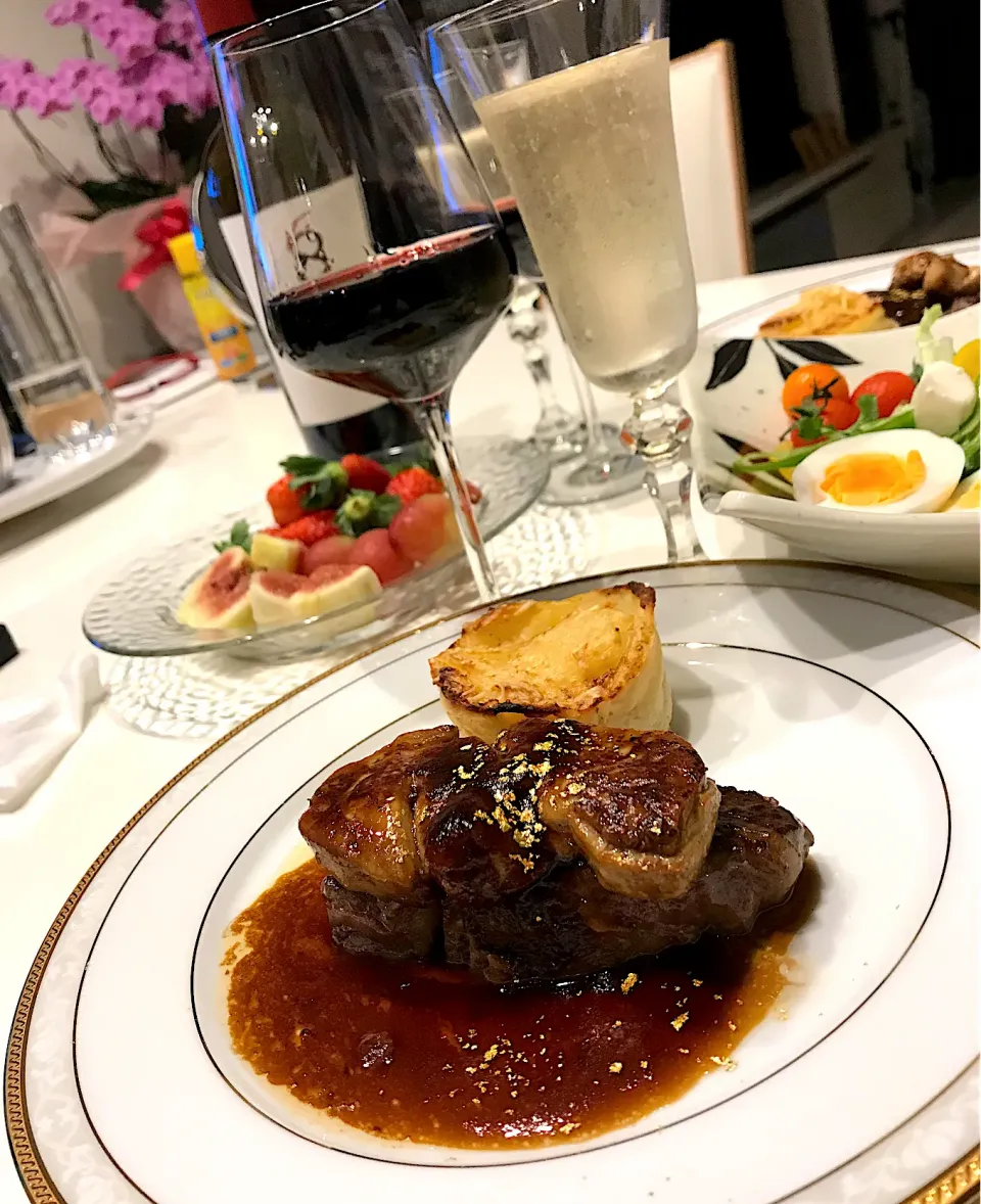 Snapdishの料理写真:牛ヒレステーキ🥩フォアグラ添え➰🥂🍷😋|ナムナムさん