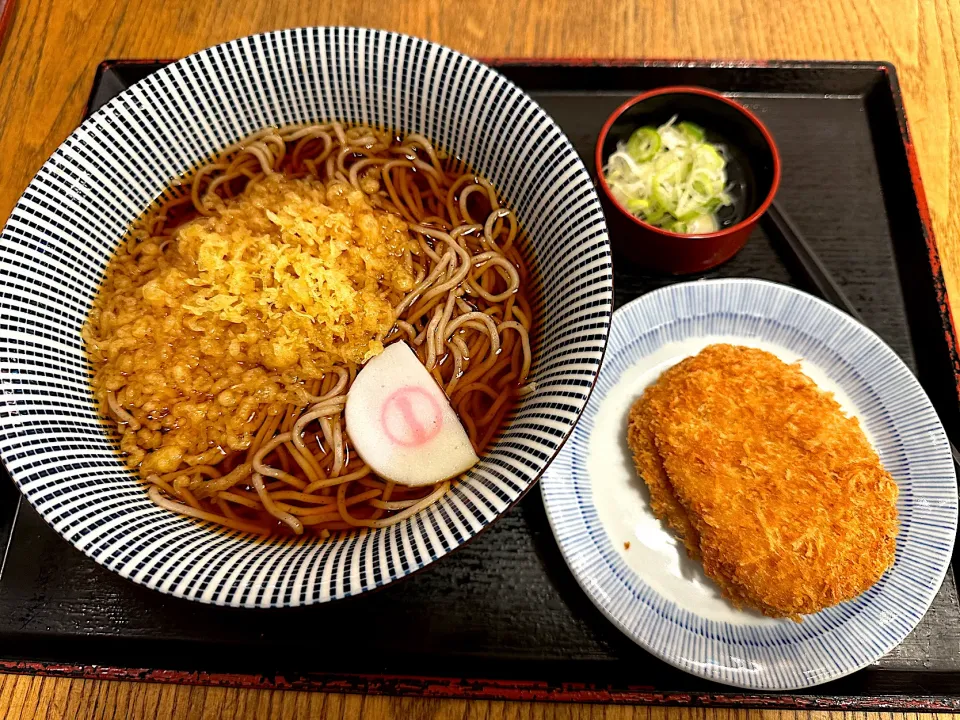 Snapdishの料理写真:たぬきそばに狭山里芋コロッケ|マハロ菊池さん