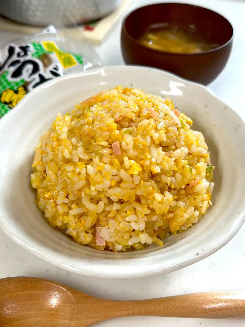 Snapdishの料理写真:休日手抜きランチ。生姜たっぷり炒飯。中華スープ。|ゆーこ。さん