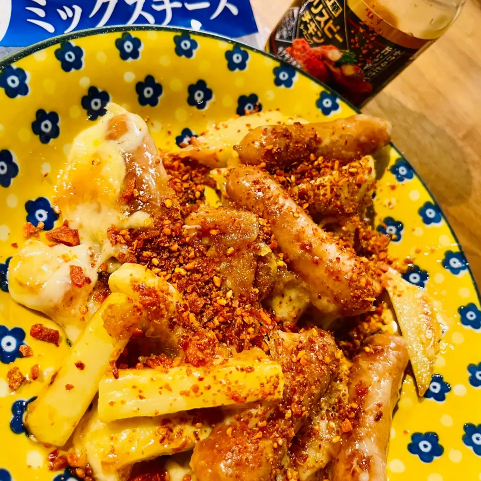 ソーセージとポテトのピリとろチーズ焼き🧀|アッコちゃん✨さん