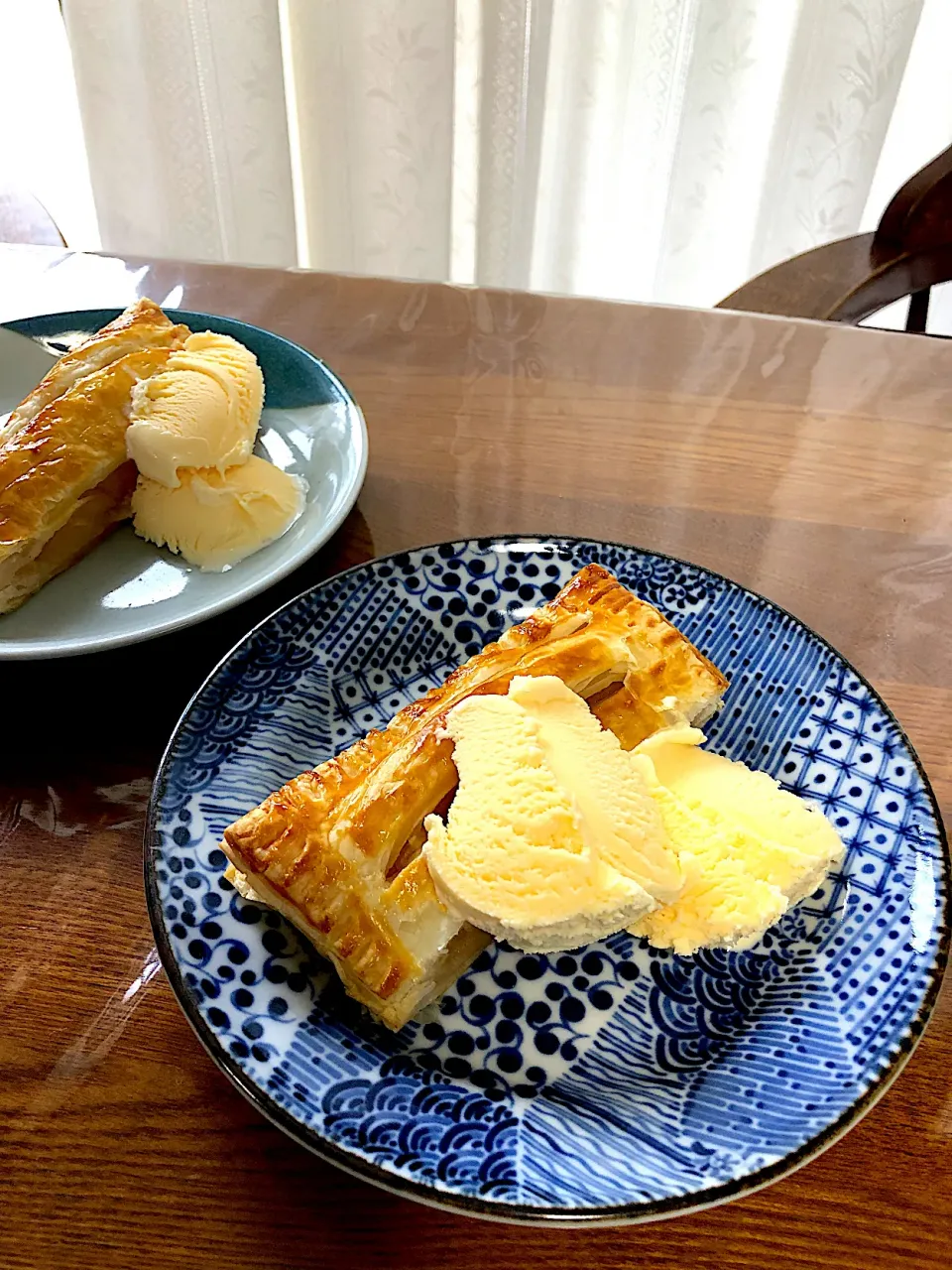 焼き立てアポーパイ🍎バニラアイス添え♪|なちこさん