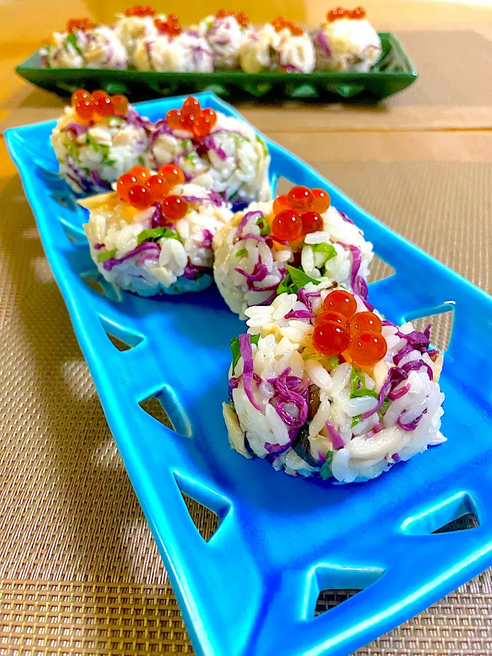 エリンギと、もって菊の鮮やかおにぎり🍙|ぽっちさん