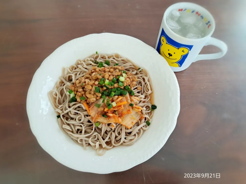 Snapdishの料理写真:2023年9月21日の昼ご飯
納豆そば
焼酎水割り|ソラ♂のご飯さん