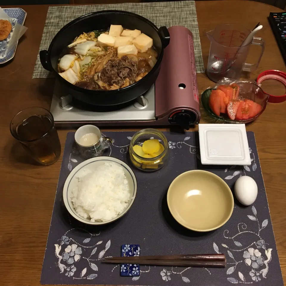 Snapdishの料理写真:ご飯、すき焼き＆生卵、納豆、トマト、沢庵、六条麦茶、森永マミーの寒天(夕飯)|enarinさん