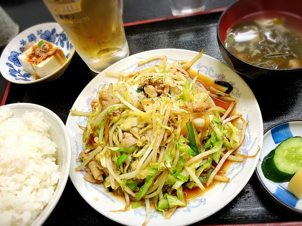 Snapdishの料理写真:肉野菜炒め定食 ¥880|Blue Moon Caféさん