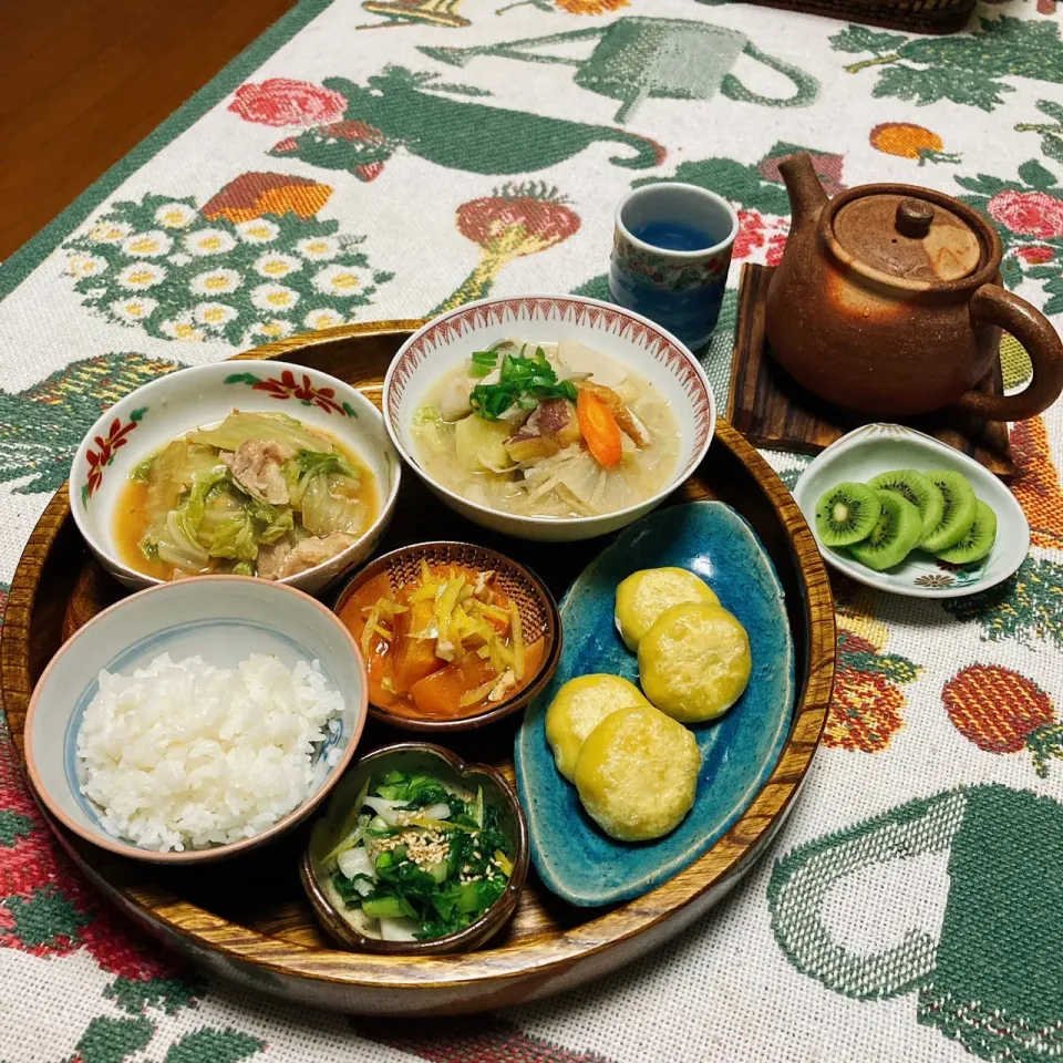 grandmaの晩ごはん☆ 寒い１日でした〜
熟した柿と柚子の絞り汁で柿ジャム？を作りました　今夜は白菜の旨煮、芋煮風カス汁、とうもろこし🌽餃子。温かい内に頂きます|kaoriさん