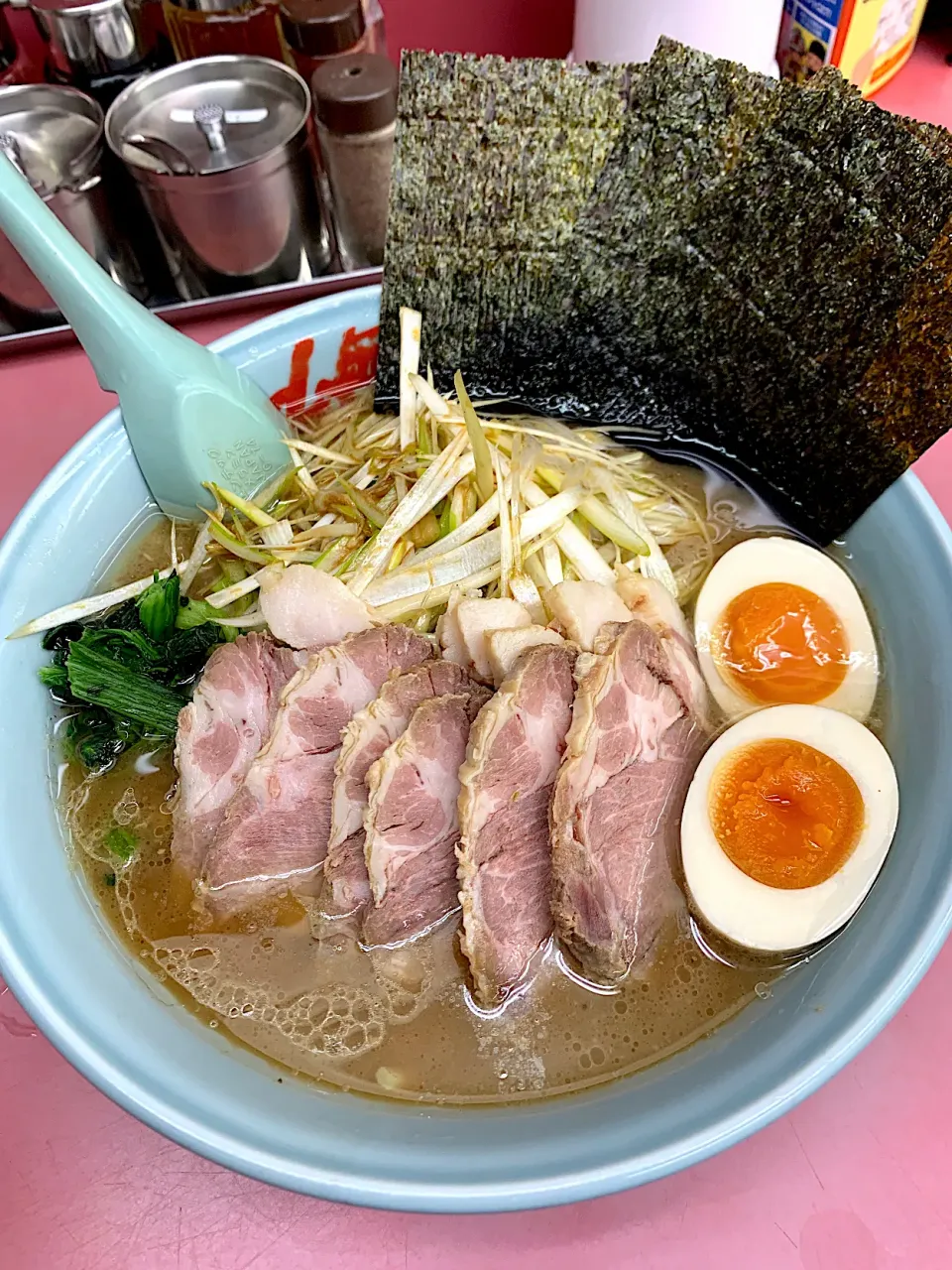 山岡家@ 醤油ラーメン（サービス券10枚交換）に大盛、トッピング白髪ネギ、チャーシュー5枚、味玉|Minor.SSKさん