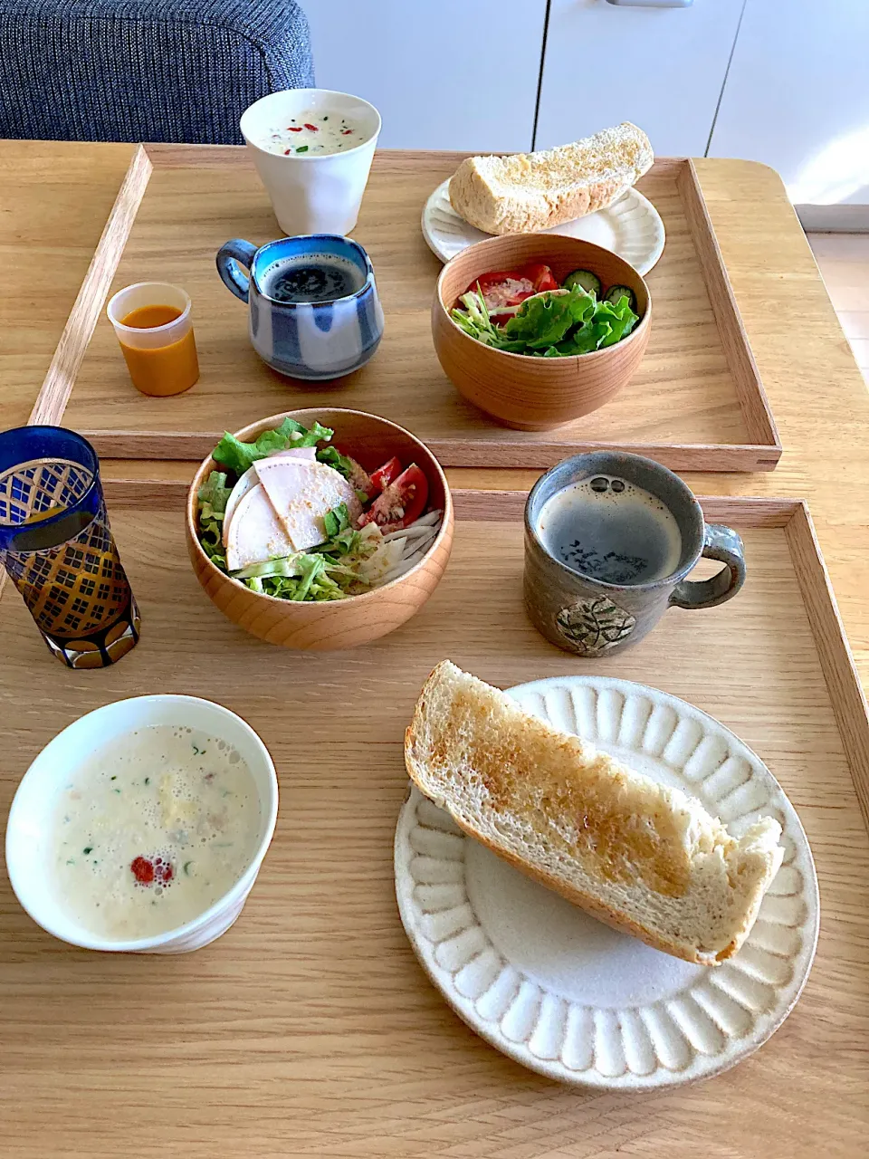 朝ごパン〜朝焼き甘酒食パンにごま油を塗ってトースト。シェントウジャンに浸して食べました😋|さくたえさん