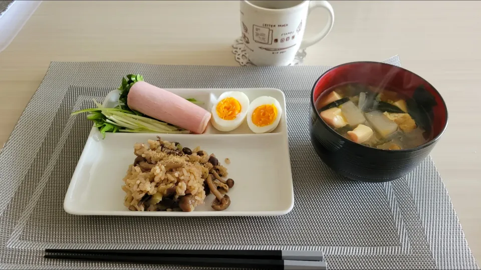 Snapdishの料理写真:ブランチにナスしめじ炊き込みご飯と
お味噌汁|美香さん